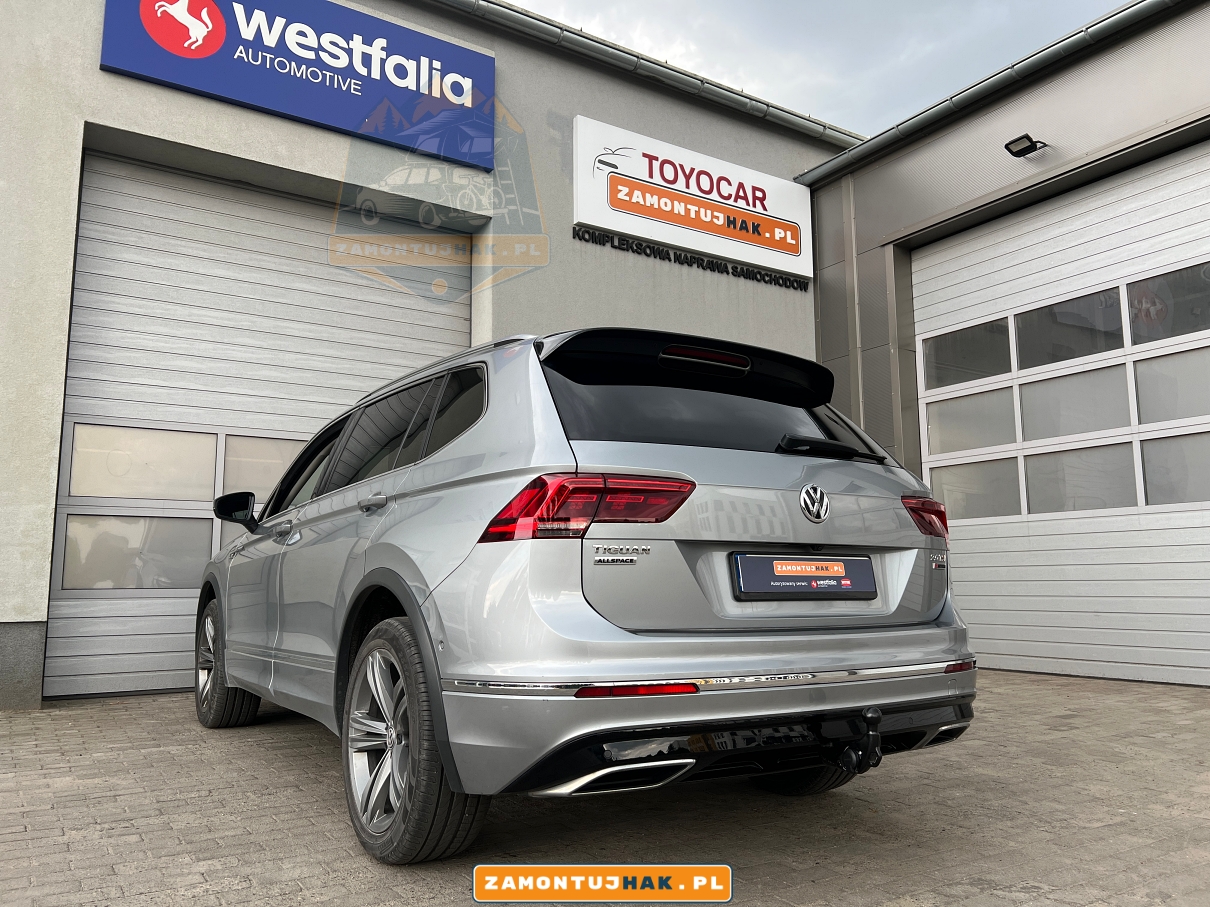 322096900113 montaz elektrycznego haka holowniczego r10 Westfalia na zdjęciu samochód po montażu haka holowniczego w serwisie w Poznaniu autoryzowany serwis Westfalia 